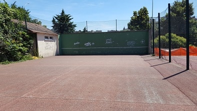 mur tennis porte dorée