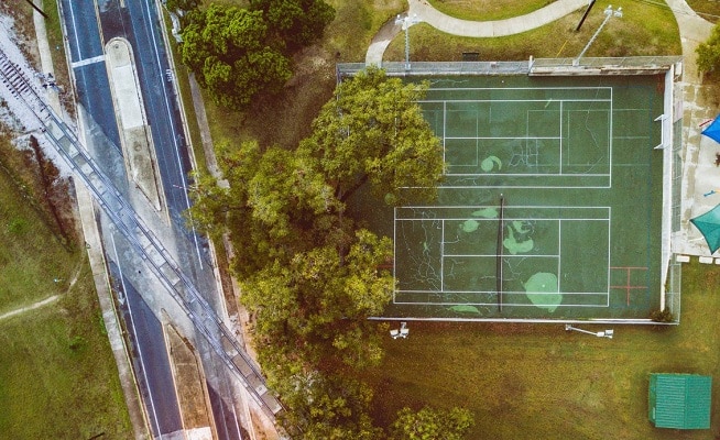 Créer ou recouvrir un terrain de tennis existant par un tout